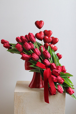 OD RĘKI Kokarda Amore, walentynkowa kompozycja z czerwonych tulipanów, wys.42cm