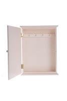 Wherever You Are, szafka na klucze ze złotym napisem