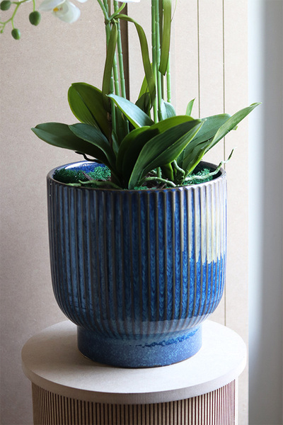 Deep Blue Big, sztuczny storczyk w granatowej donicy