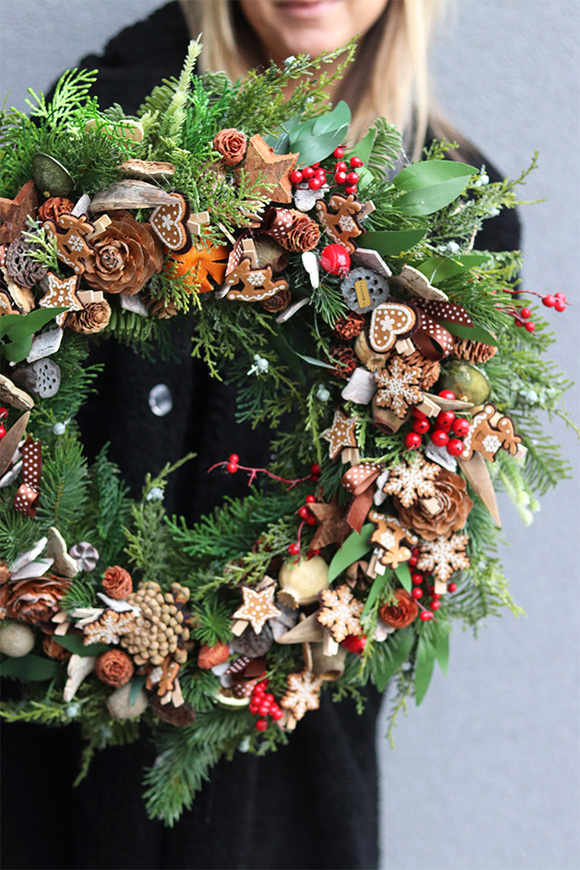 Green World, świąteczny wianek na drzwi z piernikami