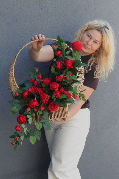 Aurelia Red Rose, nagrobna dekoracja kwiatowa w skrzynce