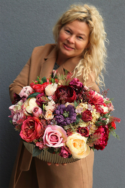 Bellissa, kompozycja kwiatowa w złotej misie