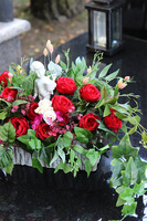 Anielska Czerwień, dekoracja nagrobna z aniołem