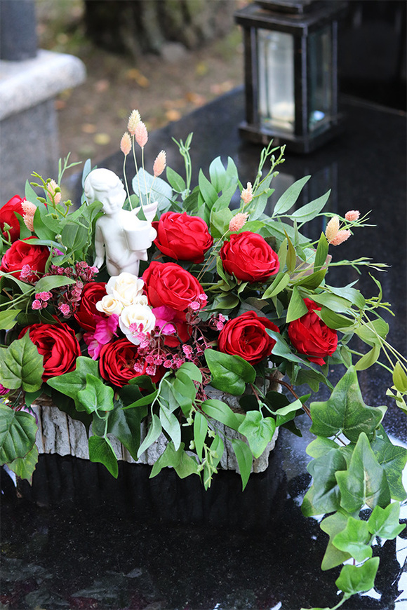 Anielska Czerwień, dekoracja nagrobna z aniołem