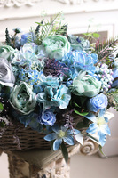 Blue Flowers, kompozycja kwiatowa w koszu