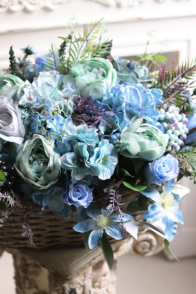 Blue Flowers, kompozycja kwiatowa w koszu