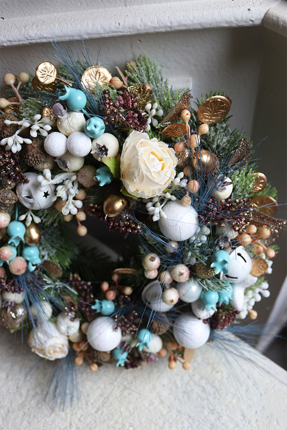 Niebieskie Święta, bożonarodzeniowy wianek na drzwi