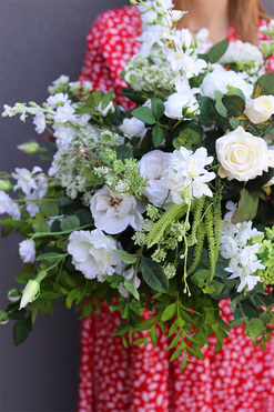 OD RĘKI Leduncja, kompozycja kwiatowa na podstawce welurowej, wym.47x60cm