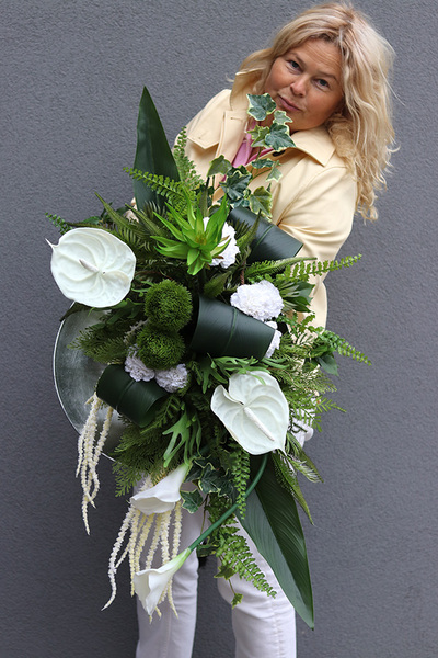 Elegantesa, nowoczesna kompozycja nagrobna w płaskiej misie, wym.46x100x55cm