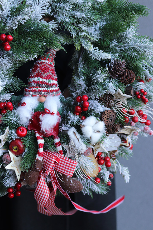 Mroźny Skrzat, gęsty zimowy wianek ze skrzatem, śr.54cm