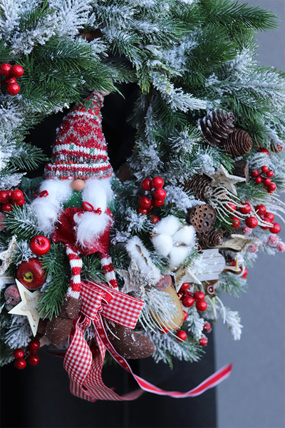 Mroźny Skrzat, gęsty zimowy wianek ze skrzatem, śr.54cm