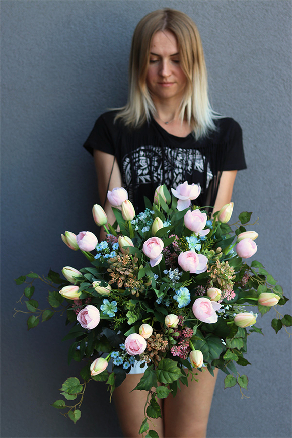 Tulippa 2, kompozycja nagrobna w misie