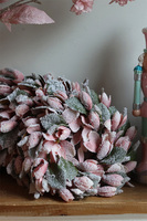 Mroźna Magnolia, zimowy wianek kwiatowy na drzwi	