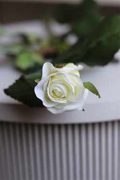 Róża Juliet, gałązka sztucznej róży, biała, dł.60cm 