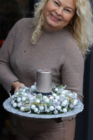 Silverita, stroik ze świecą na talerzu