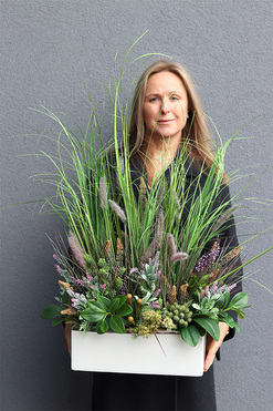 Korelia Felano, kompozycja z trawami w białej donicy, wys.76cm 