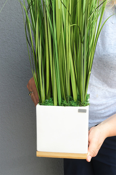 Terrana Wood Base, wysoka sztuczna trawa w donicy