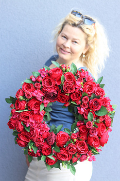 Red Fire 3, bogaty czerwony wianek z róż, śr.44cm 