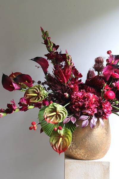 Ritual Big B, nowoczesna kompozycja kwiatowa, wym.90x120x65cm