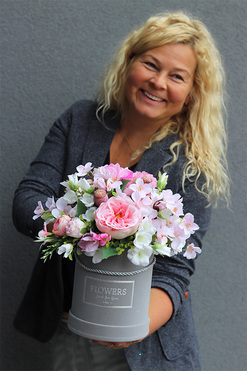 Velveto Refani 2, welurowy flowerbox z różowymi kwiatami, wys.34cm