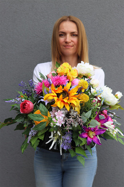 Rainbow Classic, kompozycja nagrobna w plastikowym naczyniu, wym.50x60cm