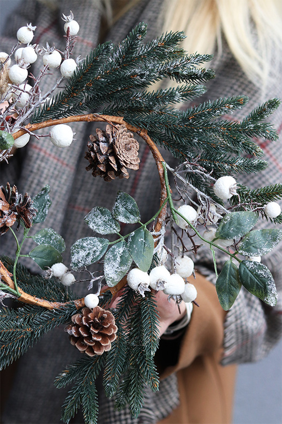 Mróz w Lesie, zimowy wianek iglasty z szyszkami