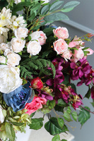 Bellatio, kompozycja kwiatowa w białym wazonie, wym.80x80cm