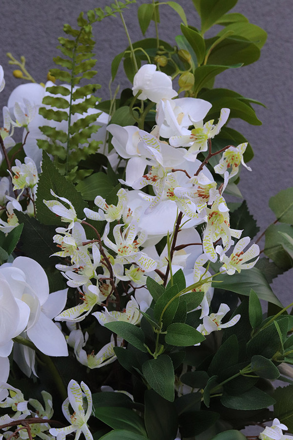 Orchid Monarch, nowoczesny bukiet nagrobny we wkładzie