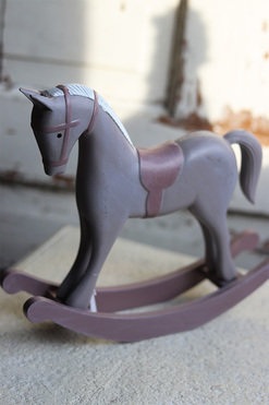 OD RĘKI Konik na Biegunach Violet, figurka dekoracyjna, drewniana, wym.22.5x26.5cm