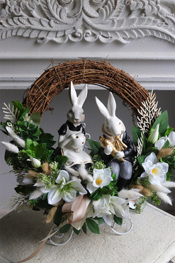 Siedzące Zające 2, wiosenny wianek dekoracyjny, rozp.43cm