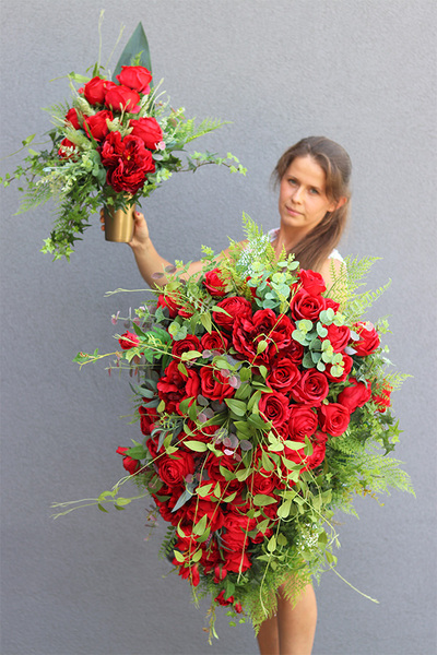 Luiza Aggio Red, wiązanka nagrobna z różami,