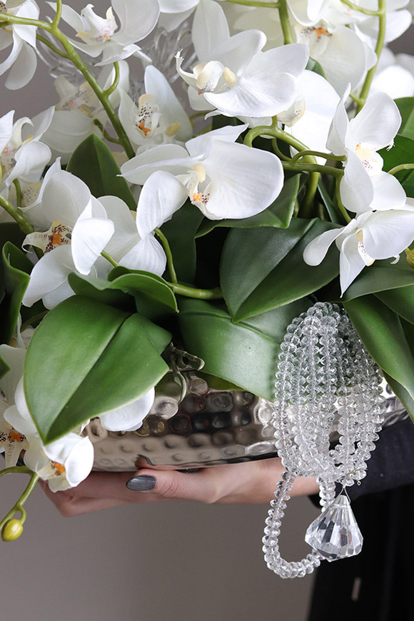 Dekoria Crystal 2, kompozycja kwiatowa w srebrnym naczyniu