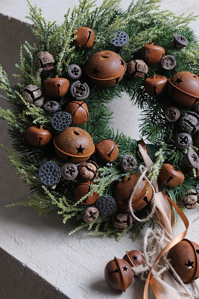 Scandi Bells, świąteczny wianek na drzwi