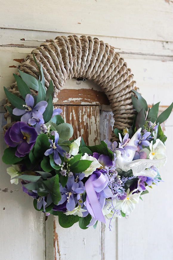 Fiolet Cedrana, wianek z bratkami i ptaszkiem