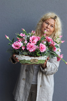 Benussi Pink, kosz z różową eustomą