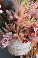 Parise, sztuczna trawa w koszu z ziołami	