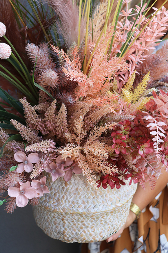 Parise, sztuczna trawa w koszu z ziołami	