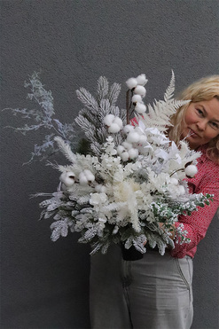 White Winter, zimowy bukiet nagrobny we wkładzie, wys.60cm 