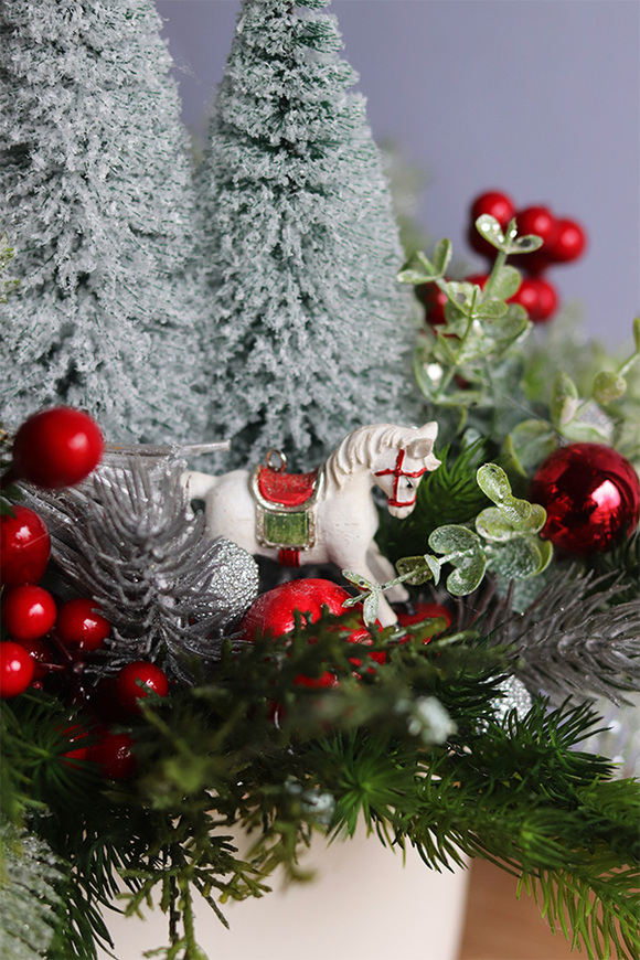 Zima w Lesie, świąteczny stroik z choineczkami