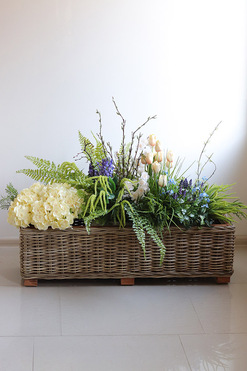 Spring Bahama, kompozycja z kwiatami w koszu, wym.92x110cm 