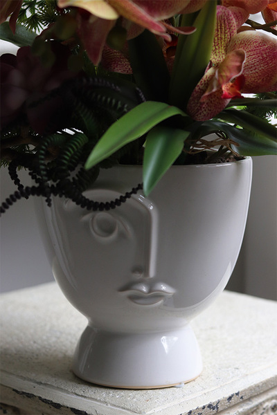 Castellamare Granada, gumowy storczyk w osłonce z twarzą