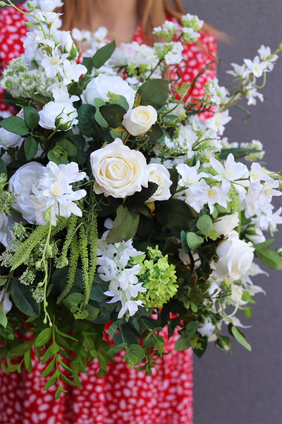 Leduncja, kompozycja kwiatowa na podstawce welurowej