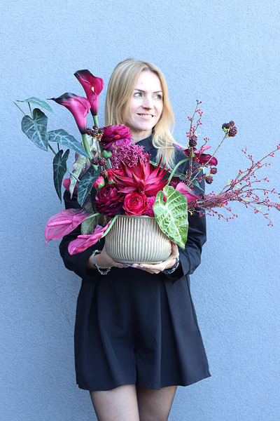 Bordona Krolewska B, nowoczesna kompozycja kwiatowa, wym.46x55x32cm