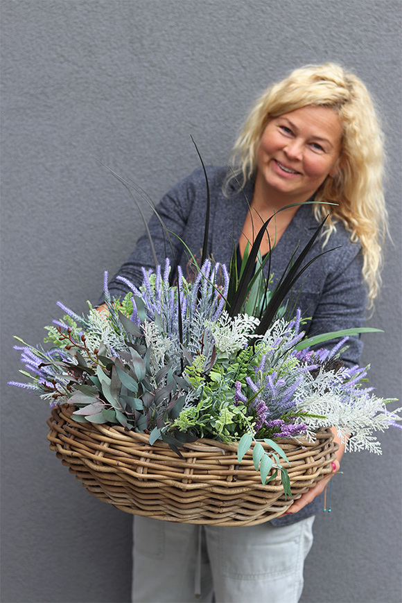 Fregata Rattania, kompozycja w koszu z wrzosami