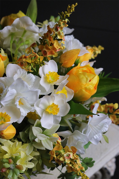 Amira White, dekoracja kwiatowa na stół Wielkanocny