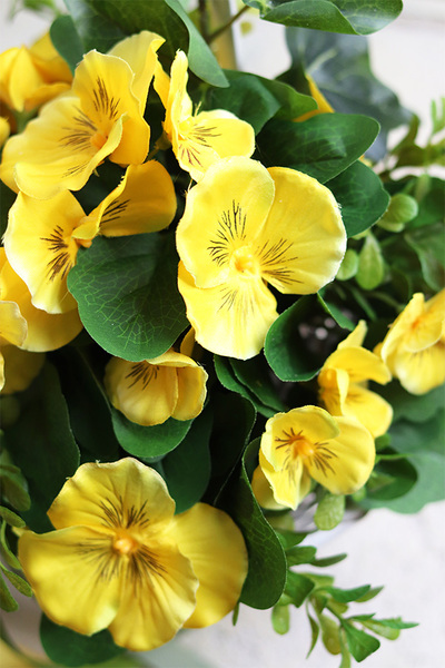 Żółte Bratki, wiosenny koszyk kwiatów