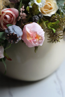 Belladia Beige Small, kompozycja kwiatowa w naczyniu