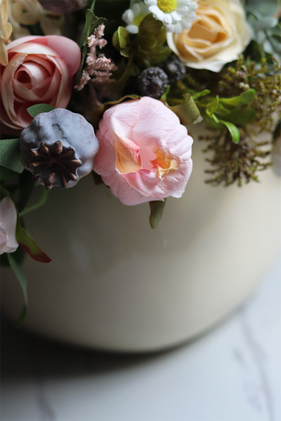 Belladia Beige Small, kompozycja kwiatowa w naczyniu