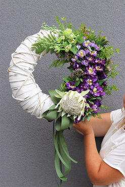 Charente Protea, asymetryczny wianek dekoracyjny, rozp.50cm