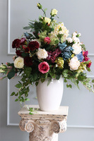 Bellatio, kompozycja kwiatowa w białym wazonie, wym.80x80cm